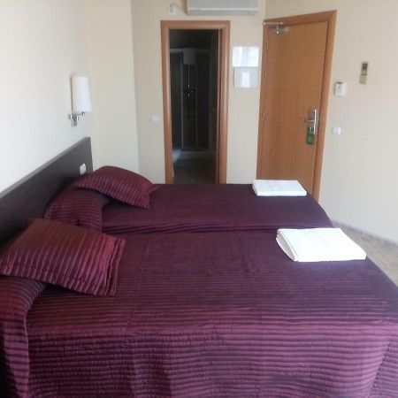 Hostal Sant Sadurni Sant Sadurní dʼAnoia Buitenkant foto