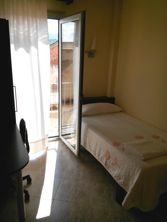 Hostal Sant Sadurni Sant Sadurní dʼAnoia Buitenkant foto