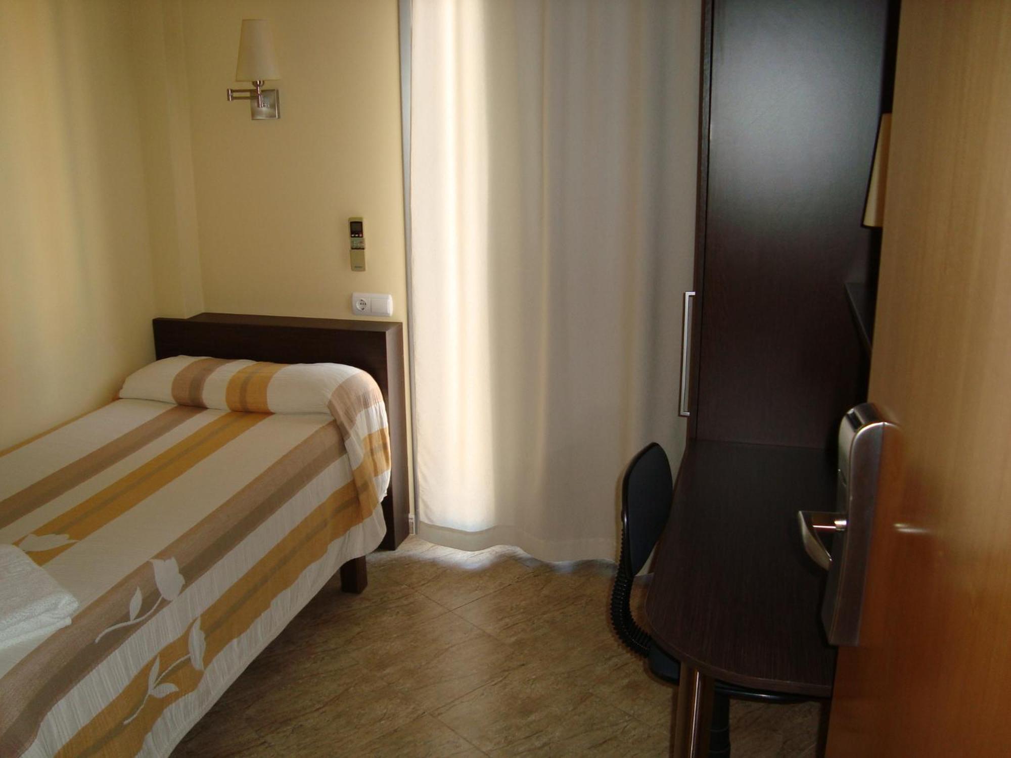 Hostal Sant Sadurni Sant Sadurní dʼAnoia Buitenkant foto