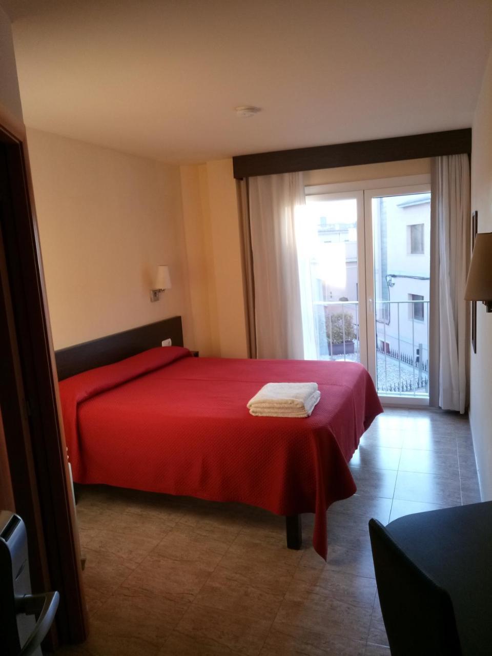 Hostal Sant Sadurni Sant Sadurní dʼAnoia Buitenkant foto